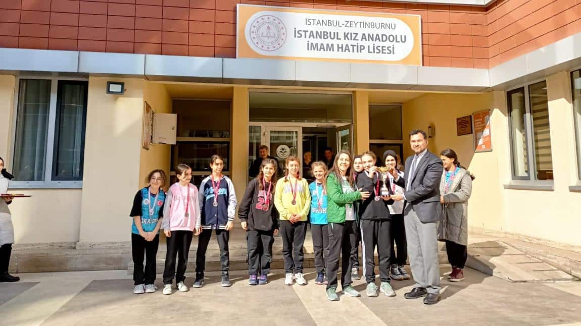 Zeytinburnu İkincisiyiz - Ortaokul Basketbol Takımımızı Tebrik Ederiz 